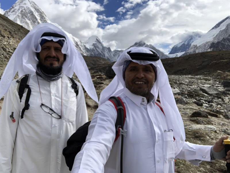 شاهد... شقيقان يتسلقان قمة إيفرست بالزي السعودي